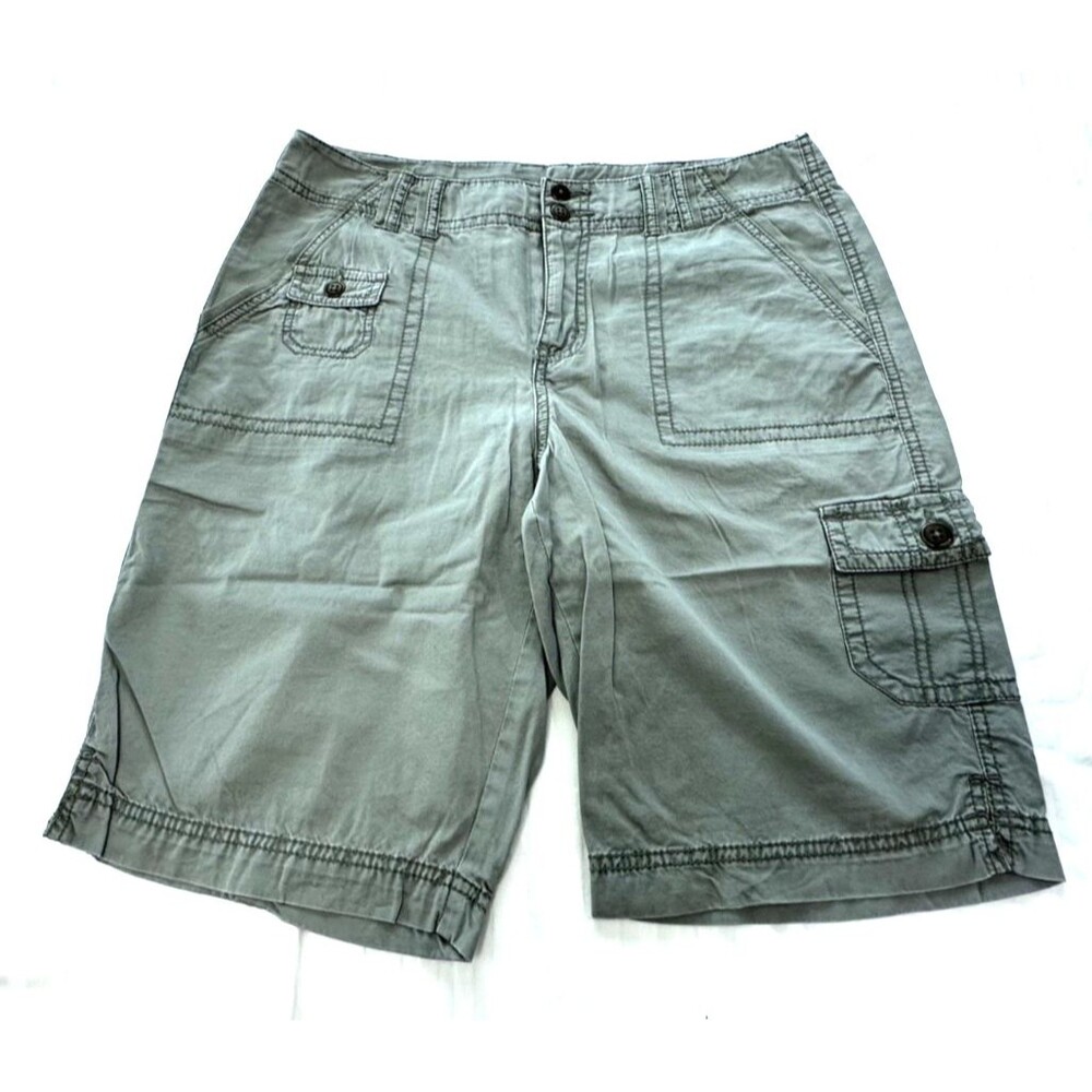 ST JOHNS BAY WOMENS CARGO SHORTS SIZE 10